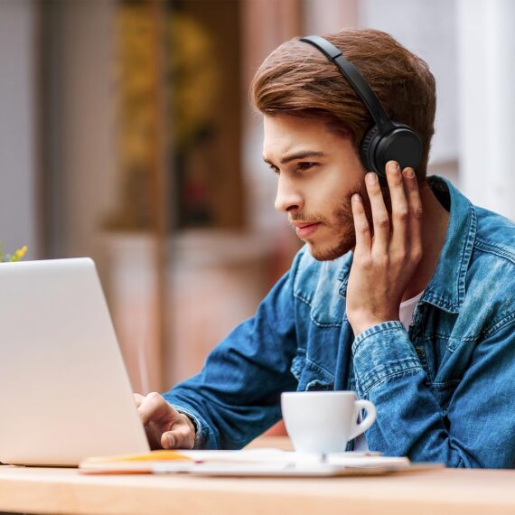 Headphone Philips bluetooth on-ear com microfone e energia para 15 horas na cor preto TAH1108BK/55 - Image 11